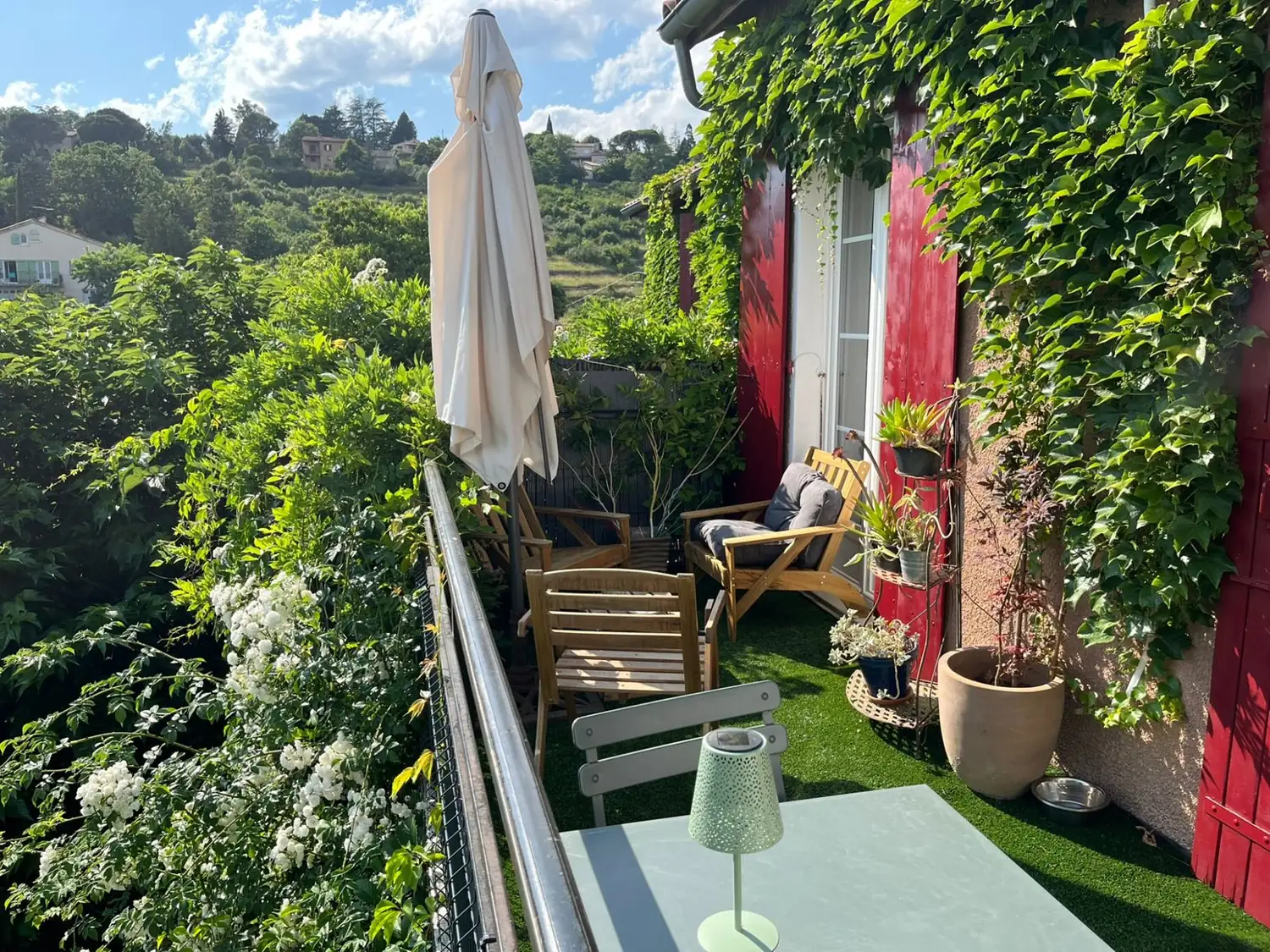 Terrasse privée avec salon de jardin de la location vacances Les Capucines — vue 2