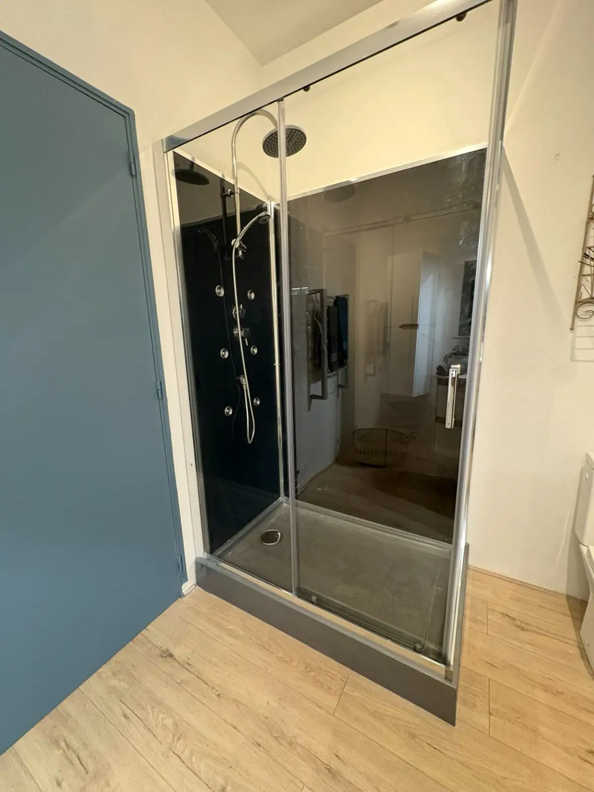 Salle de bain avec douche à jets massants de l'appartement Les Capucines — vue 3