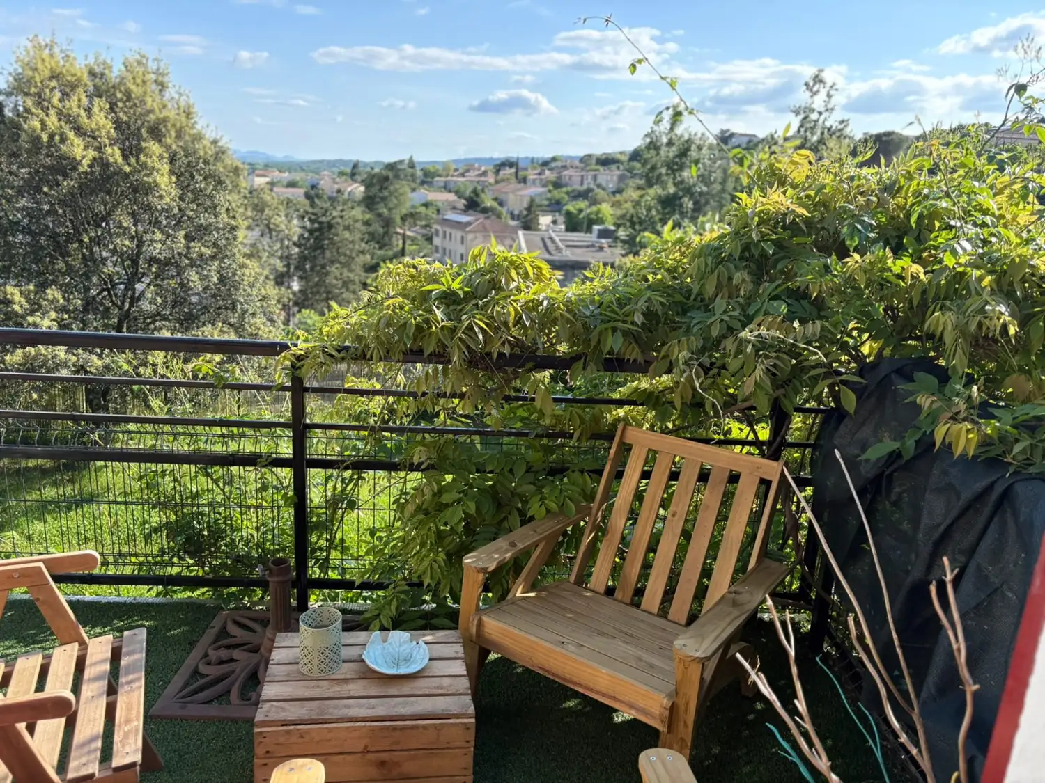 Terrasse privée avec salon de jardin de la location vacances Les Capucines — aperçu du séjour
