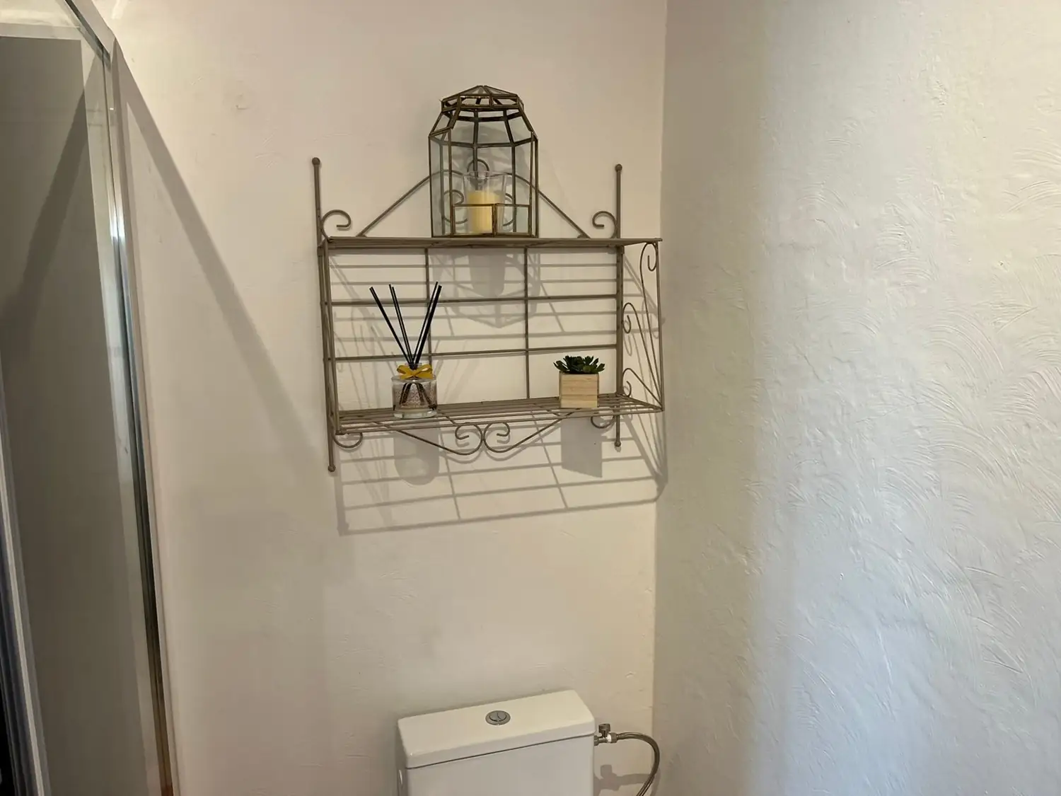 Salle de bain avec douche à jets massants de l'appartement Les Capucines — vue 2