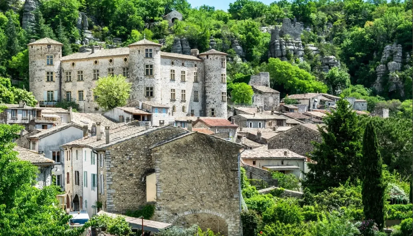 Village perché de caractère en Ardèche — vue principale