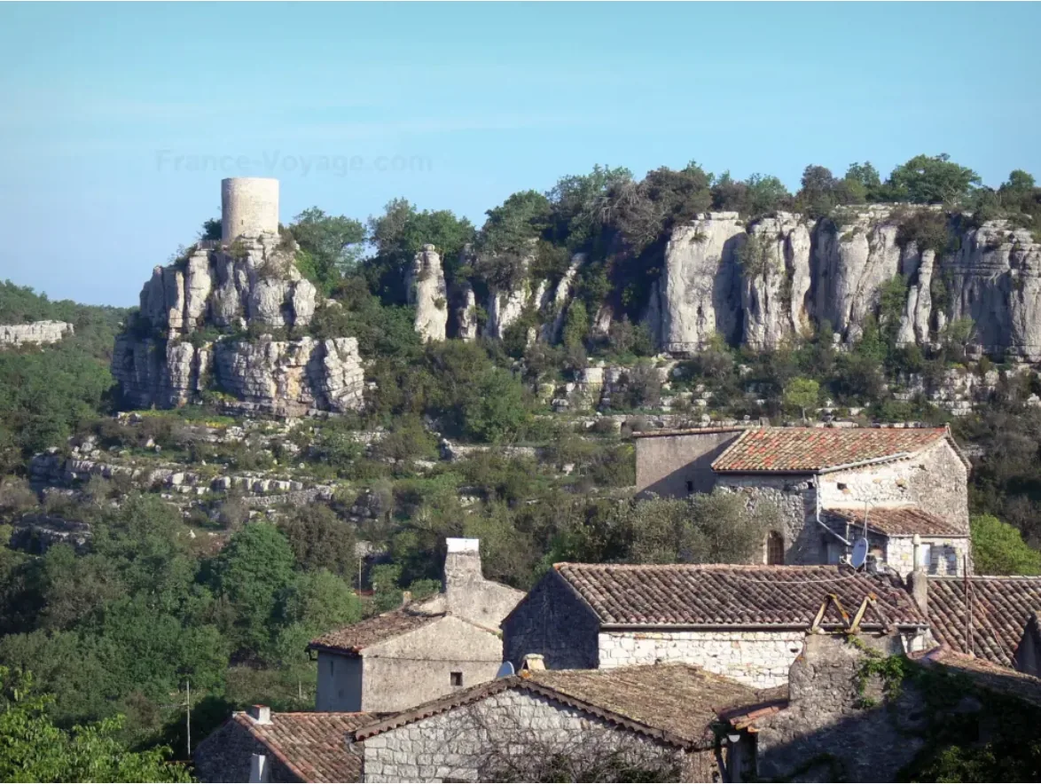 Village perché de caractère en Ardèche — vue 3 — Balazuc