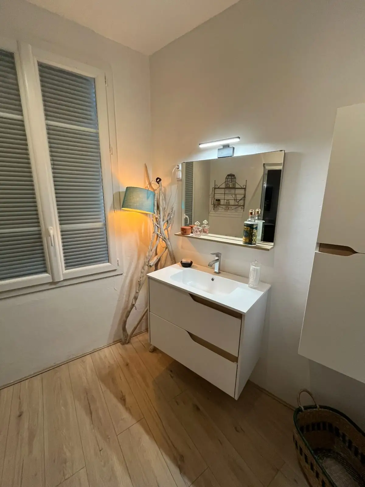 Salle de bain avec douche à jets massants de l'appartement Les Capucines — aperçu de la pièce