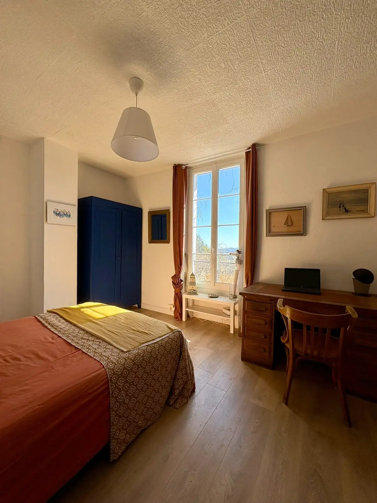 Chambre avec literie haut de gamme de la location Les Capucines à Aubenas — vue 2