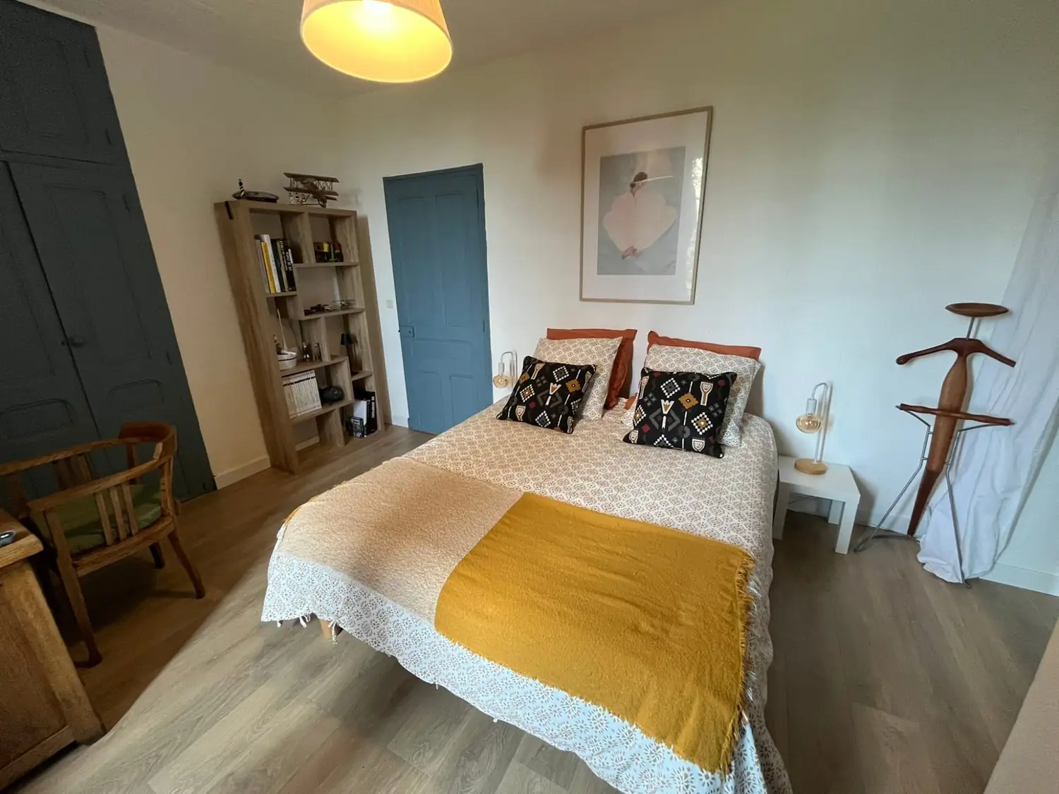 Chambre avec literie haut de gamme de la location Les Capucines à Aubenas — aperçu de la pièce