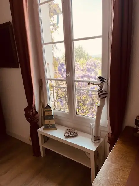 Chambre avec literie haut de gamme de la location Les Capucines à Aubenas — vue 3