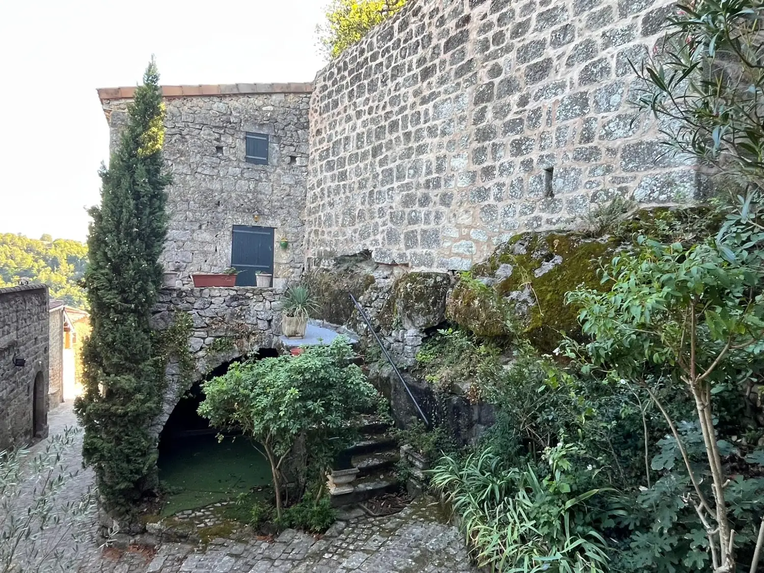 Le village de Montréal et son château, en Ardèche — vue 2 — miniature