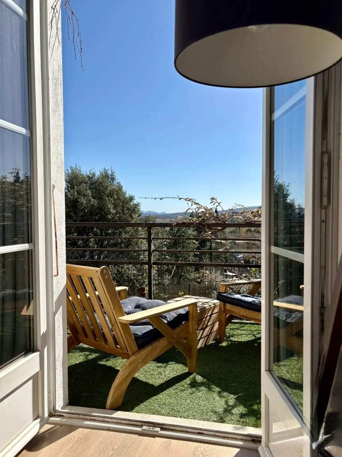 Terrasse privée avec salon de jardin de la location vacances Les Capucines — vue 3