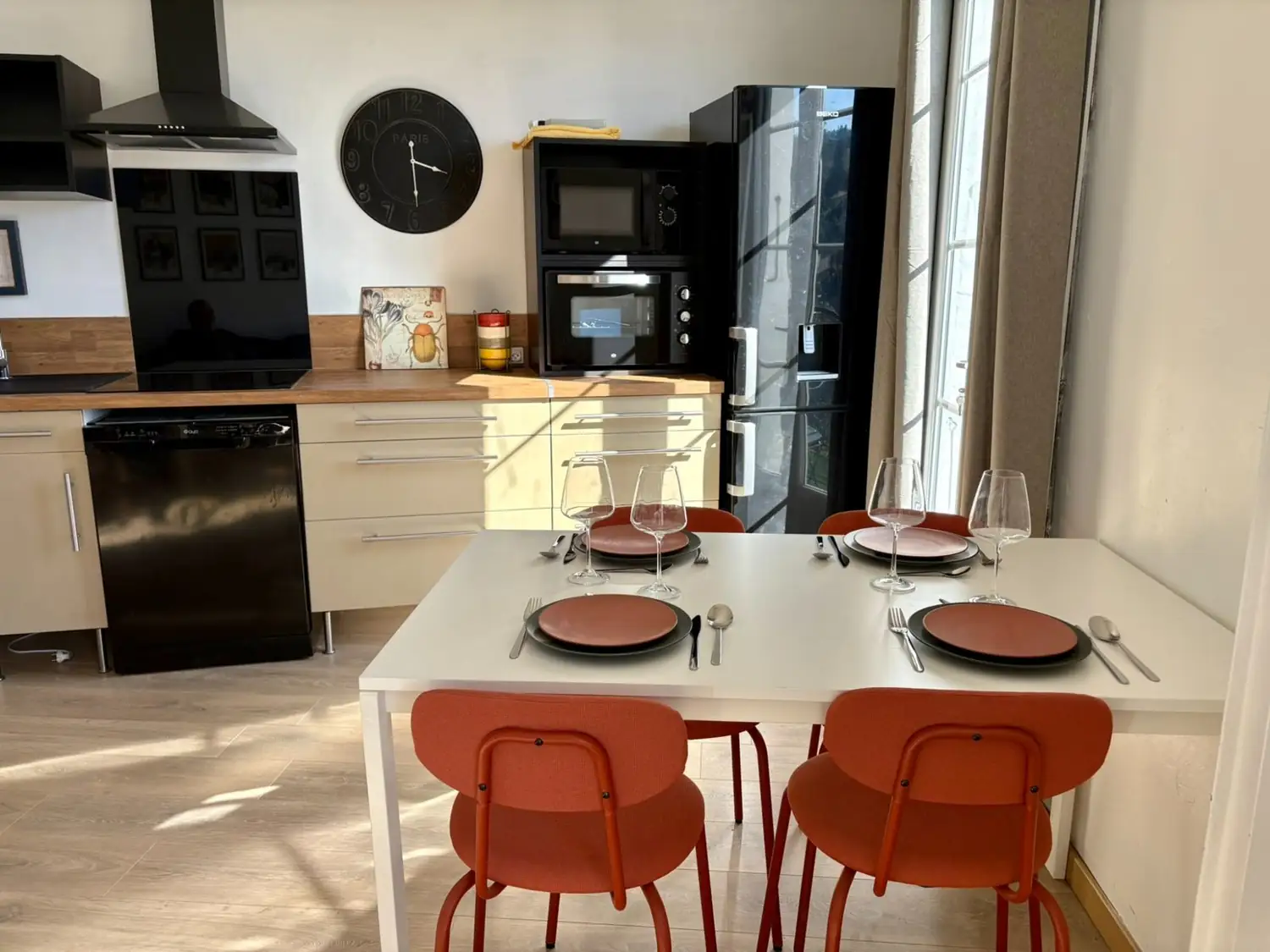 Cuisine tout équipée et coin repas de la location saisonnière Les Capucines — vue 2