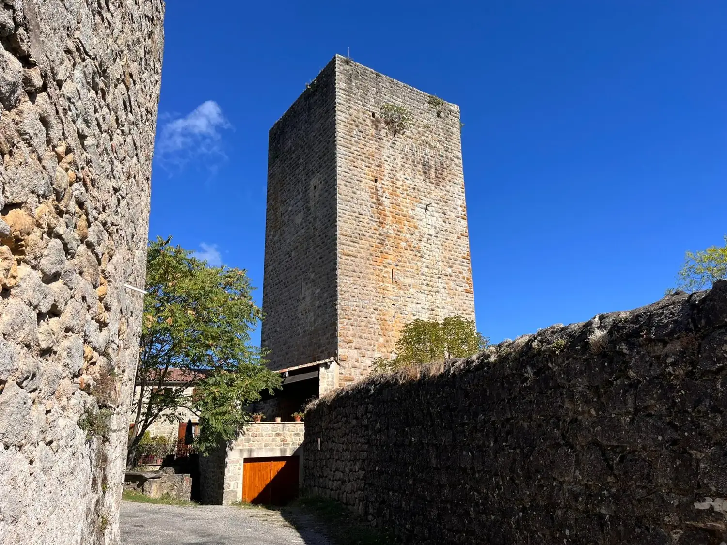 Le village de Montréal et son château, en Ardèche