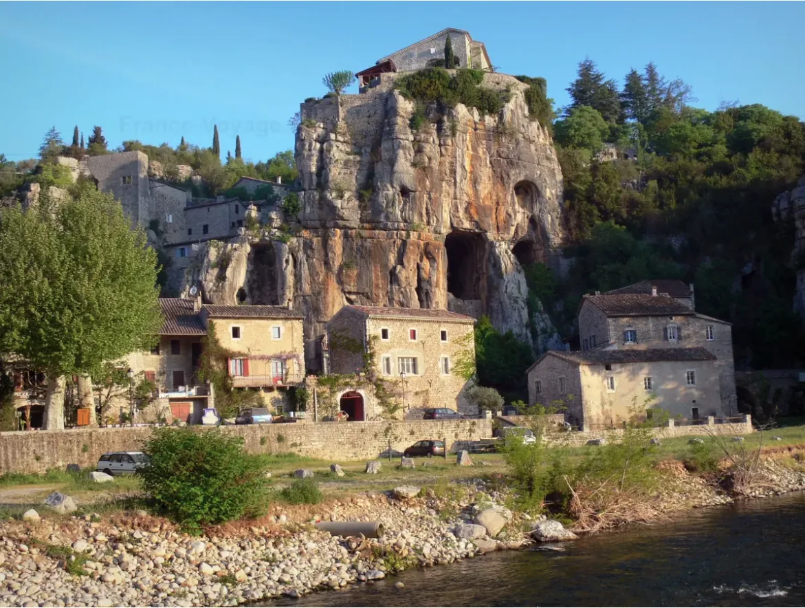 Village perché de caractère en Ardèche — vue 2 — Labeaume