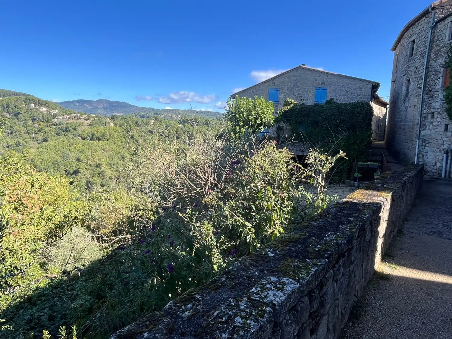 Le village de Montréal et son château, en Ardèche — vue 3 — miniature