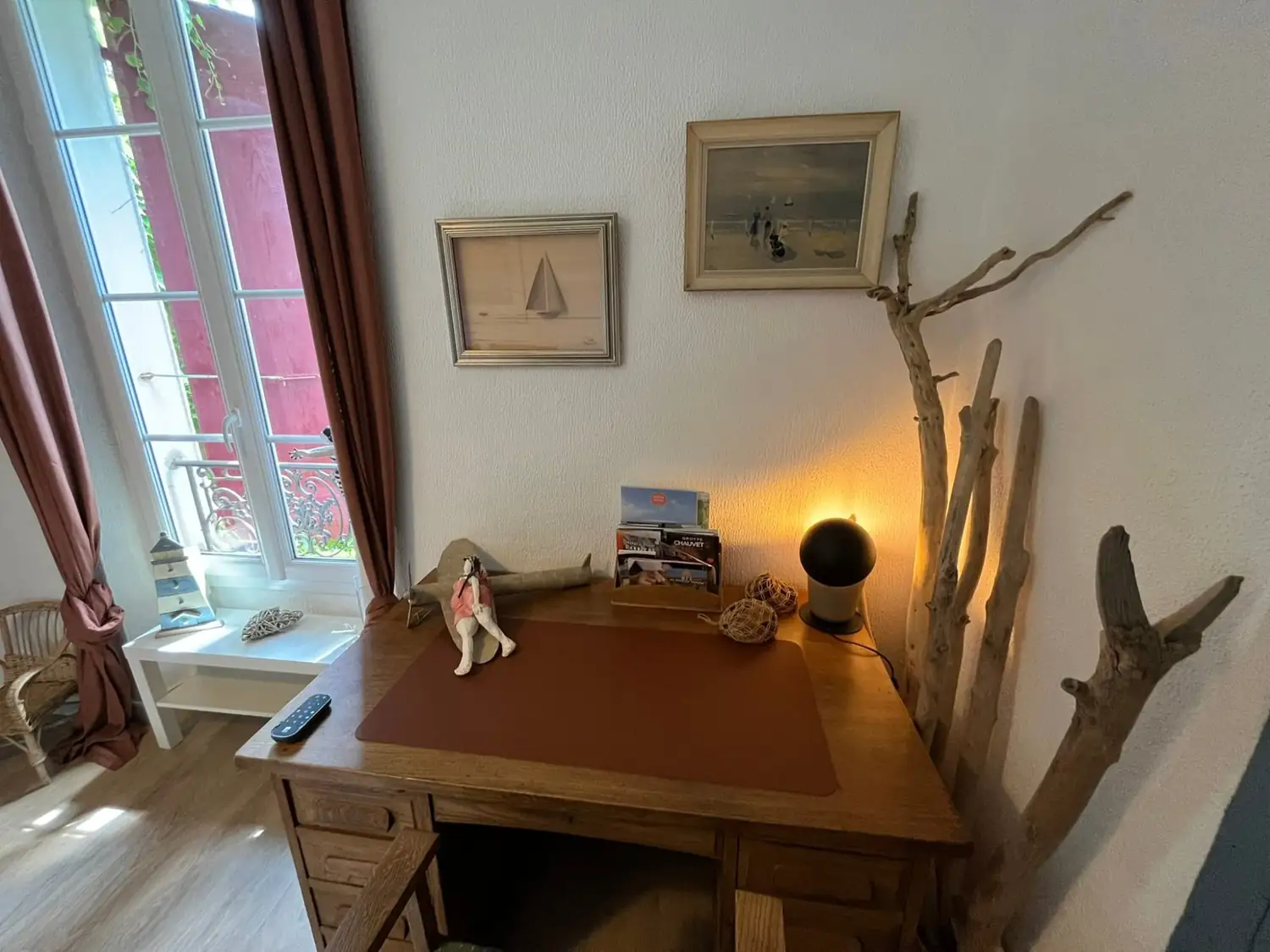 Chambre avec literie haut de gamme de la location Les Capucines à Aubenas — vue 4