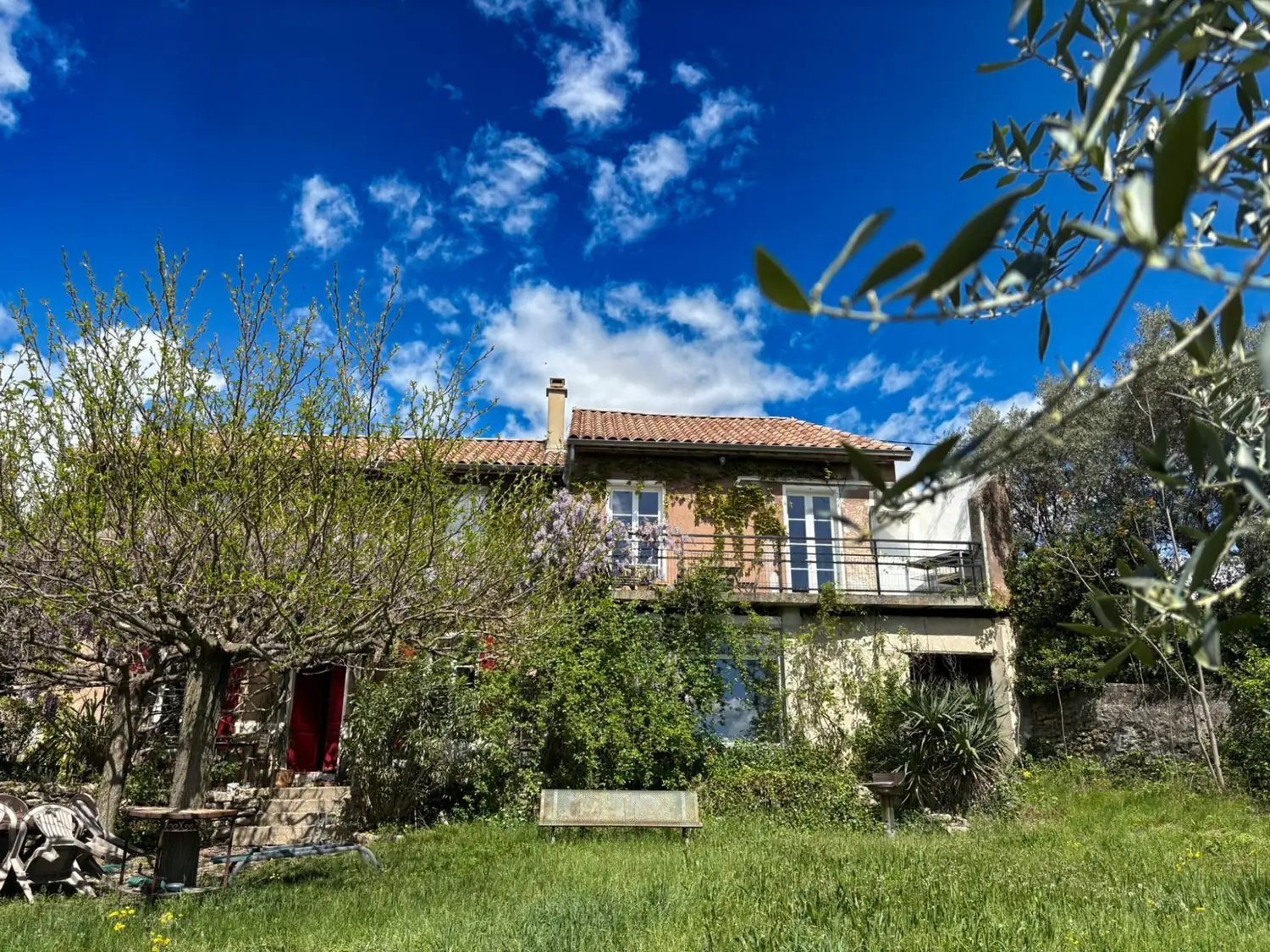 Jardin et verdure autour de l'appartement Les Capucines, au cœur d'Aubenas — vue 2