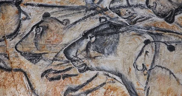 Fresques et art pariétal de la Grotte Chauvet 2, réplique UNESCO en Ardèche — vue 3 — visite de la Grotte Chauvet 2 depuis Aubenas