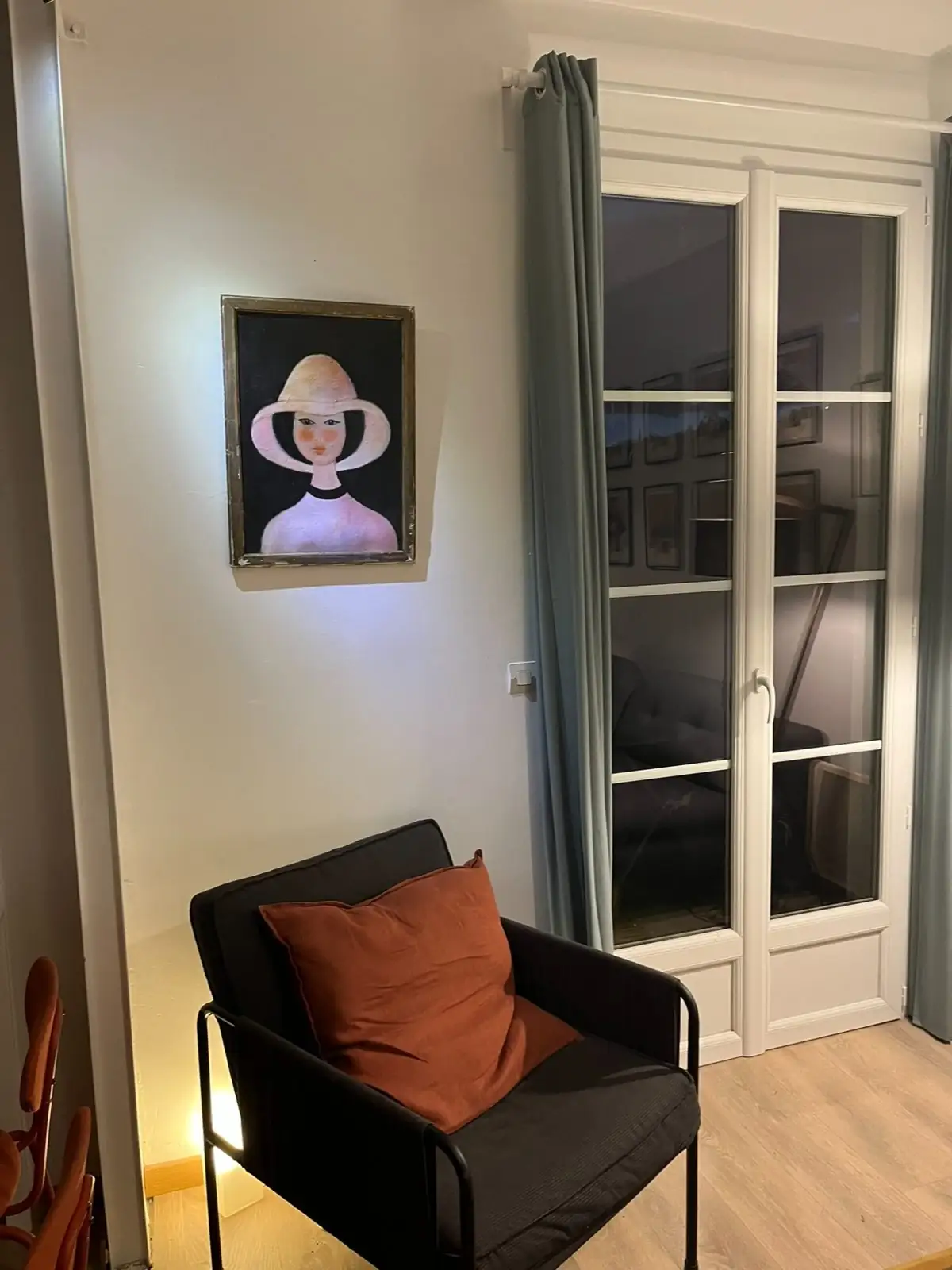 Salon cosy et climatisé de l'appartement Les Capucines à Aubenas — vue 2