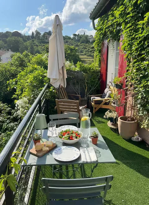 Extérieurs des Capucines à Aubenas : terrasse, jardin et environnement — vue 2026 — jardin et terrasse de la location de vacances à Aubenas